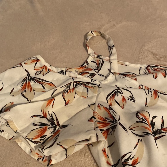 Supper cute flowy floral summer top. It’s a size medium - Picture 2 of 6